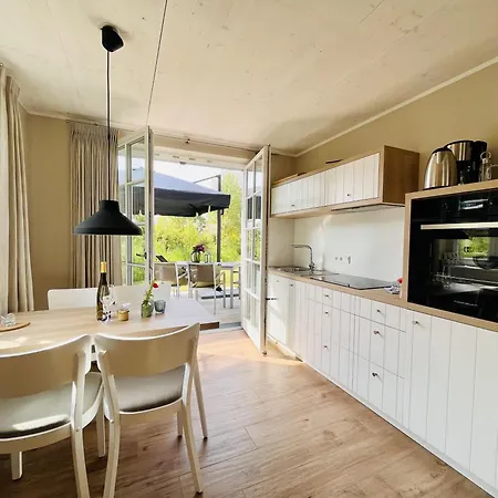 Strandflieder 05 Klein Stresow Ruegen By Ruyastay בית נופש